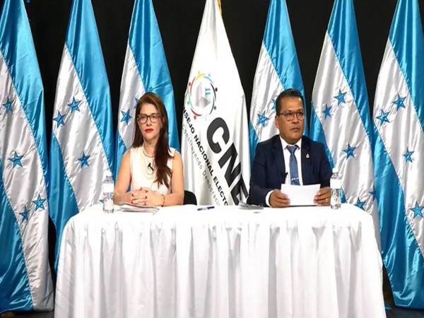 Los consejeros suplentes durante un mensaje pregrabado.