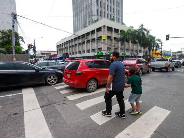 Los peatones caminan con cautela sobre los pasos peatonales mientras los vehículos continúan su marcha, como si la señal pintada fuera invisible. Cruzar las calles más transitadas de San Pedro Sula se convierte en un acto de incertidumbre diaria, donde el ciudadano debe calcular tiempos y riesgos para no ser atropellado.