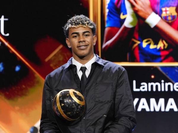 Lamine Yamal recibiendo uno de sus premios en los Globe Soccer 2025.