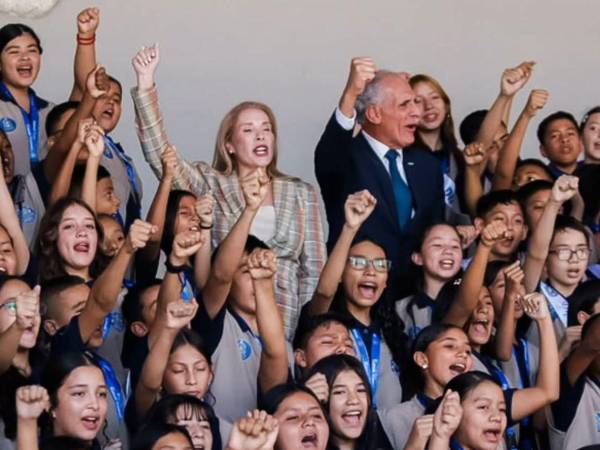 Asfura, su esposa, Lissette del Cid, y estudiantes hondureños. Fotografía cedida por Presidencia de Honduras (Facebook).