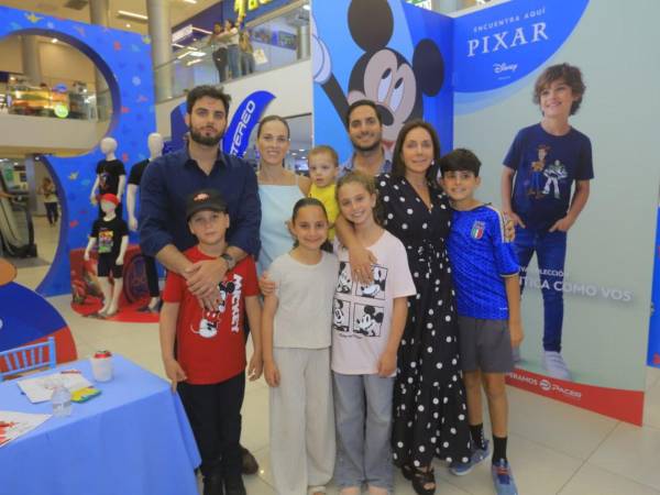 La familia Canahuati fue parte de la presentación de la nueva colección de su marca Pacer, en un evento que reunió a cientos de personas.