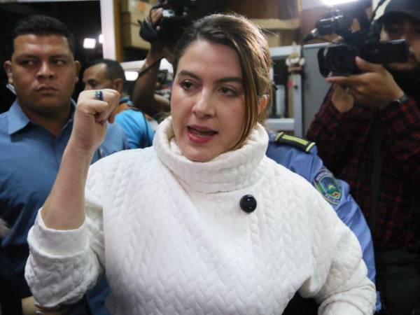 Este 31 de octubre de 2025, la consejera del Consejo Nacional Electoral (CNE), Cossette López, presentó una querella ante la Corte Suprema de Justicia (CSJ) contra los periodistas César Silva y Rony Martínez, director de UneTV, por vulnerar el honor y la imagen de su hija menor tras una serie de expresiones ofensivas vertidas en televisión.