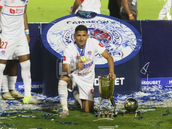 José Mario Pinto tras coronarse campeon con el Olimpia ante el Marathón.