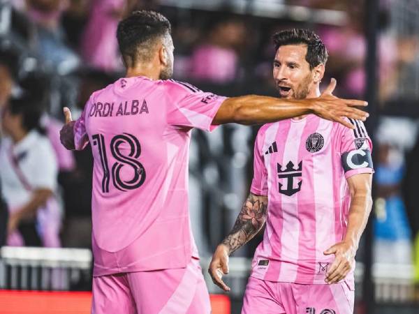 Messi le deja mensaje a Jordi Alba tras anunciar su retiro.