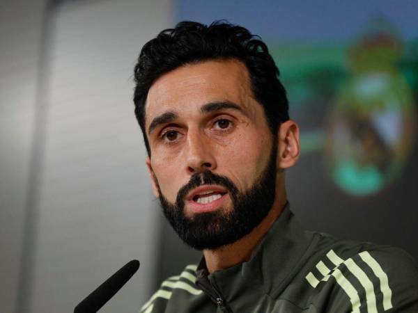 Arbeloa dando declaraciones en conferencia de prensa.