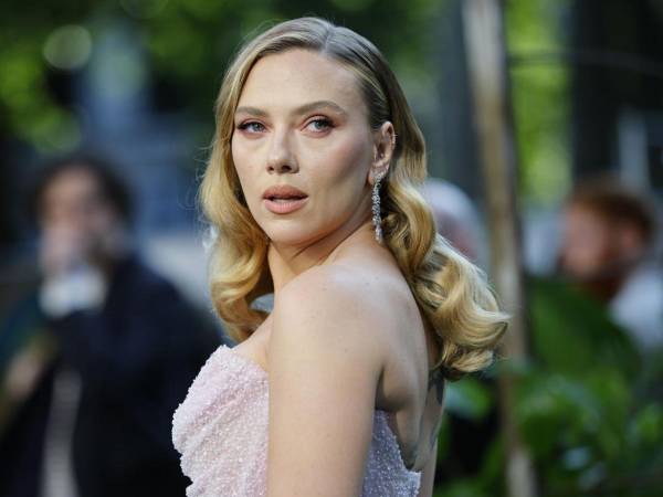 La actriz Scarlett Johansson asiste al estreno mundial de 'Jurassic World Rebirth' en el Odeon Luxe, Leicester Square, Londres.