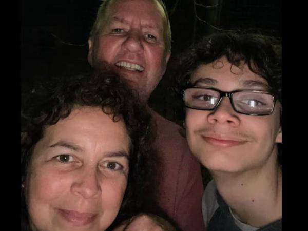 El caso de Silvia Gabriela Vílchez, una mujer de 55 años de edad, de origen costarricense, encontrada muerta en su hogar en Tennessee, conmocionó a la comunidad cuando su hijo y su esposo fueron arrestados como principales sospechosos. ¿Cómo llegó esta familia a un desenlace tan trágico?