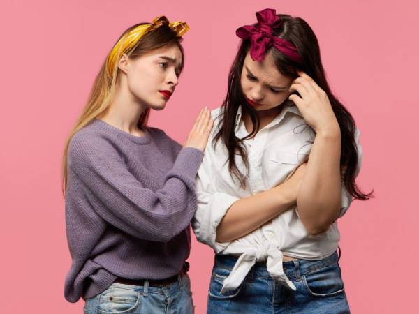 Los jóvenes deben avisar inmediatamente a un adulto responsable y buscar atención de emergencia si existe peligro inmediato en la salud de sus amigos.