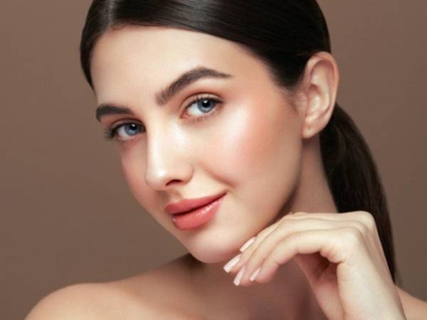 Sobre los pómulos, aporta volumen y sensación de piel radiante.