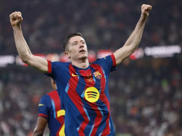 Robert Lewandowski marcó uno de los tres goles en la victoria del FC Barcelona de 3-2 ante Real Madrid.