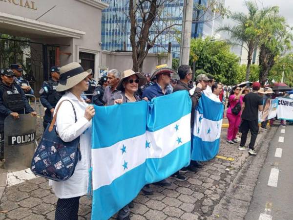 Médicos que mantienen asambleas informativas enfrentan una denuncia ante el Ministerio Público en medio de la suspensión de servicios de salud.