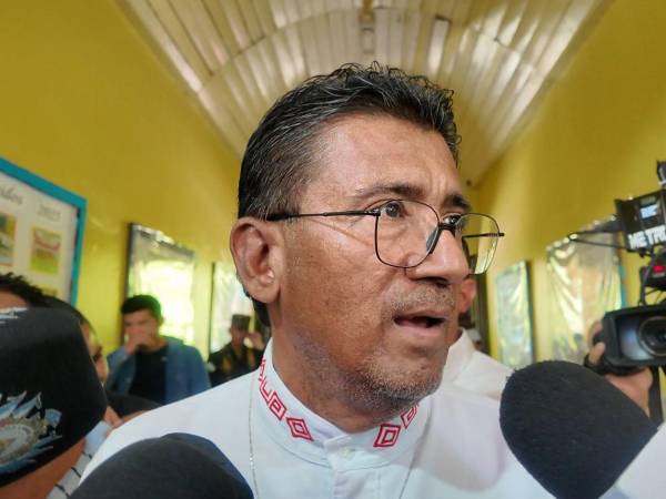 Soriano da declaraciones a medios ayer después de votar en Choluteca.