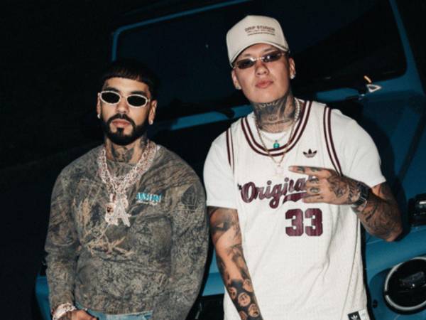 Los cantantes Anuell AA y Blessd.