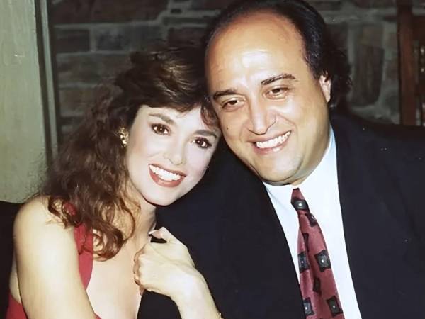 Pedro Torres, productor icónico de Televisa, falleció el 29 de enero de 2026 a los 72 años a causa de la esclerosis lateral amiotrófica (ELA). Su muerte no solo generó reacciones por su legado profesional, sino que también reavivó el recuerdo de su relación con Lucía Méndez, actriz y cantante, con quien protagonizó una de las historias de amor más comentadas del espectáculo mexicano en los años ochenta.