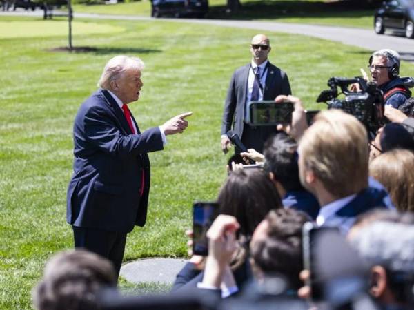 El presidente de Estados Unidos, Donald Trump, hablando ante reporteros en la Casa Blanca, en Washington.