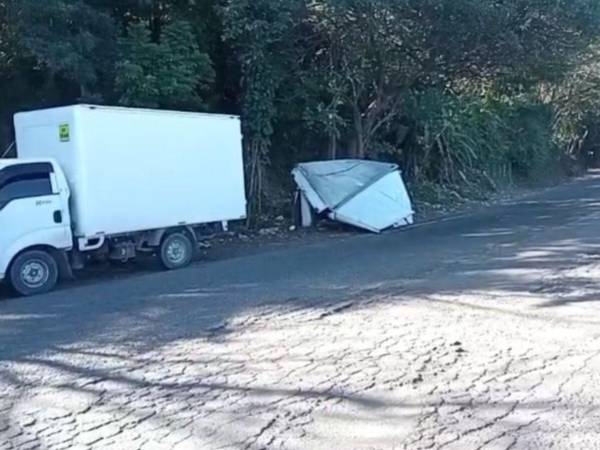 El camión que conducía permanecía estacionado a la orilla de la carretera.