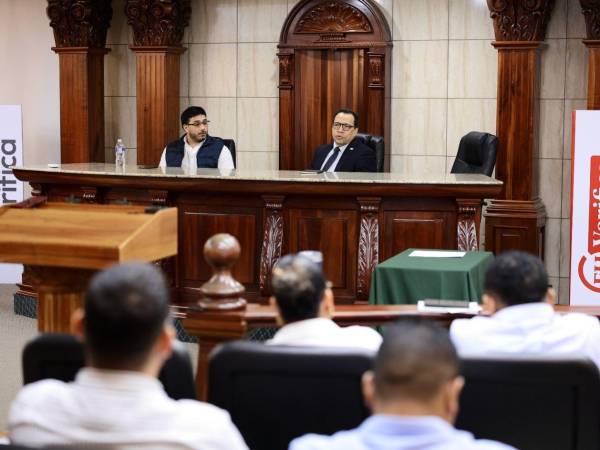 Panelistas analizan la situación del proceso electoral.