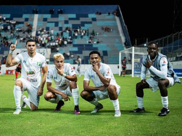 Jugadores del Platense celebrando.