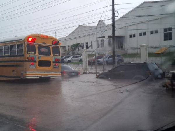En Villanueva, Cortés, las lluvias de la tarde de este lunes provocaron inundaciones que arrastraron vehículos. La carretera CA-5 colapsó la noche del lunes por el tráfico vehicular.