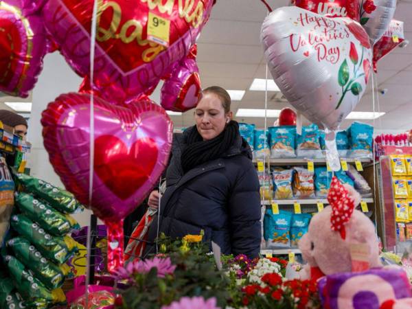 Una persona observa globos por el Día de San Valentín este viernes, en un centro comercial en Nueva York, Estados Unidos.