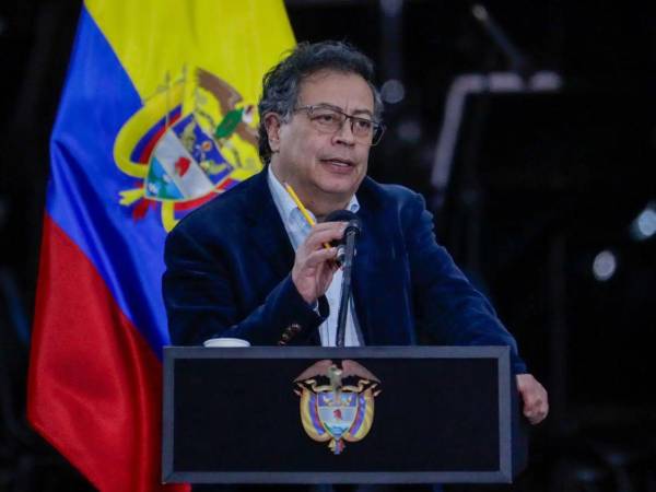 Gustavo Petro enfrenta investigación por mensajes en la red social X.