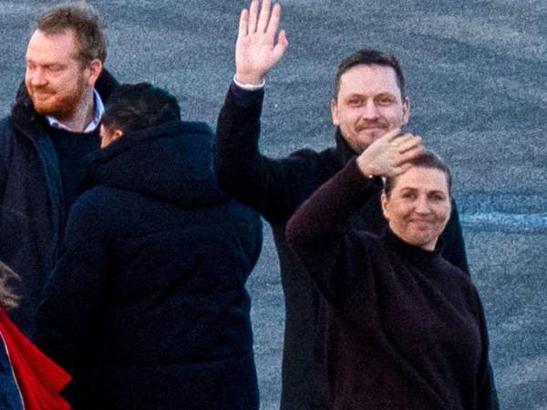 La Primera Ministra danesa, Mette Frederiksen, en el aeropuerto de Nuuk, Groenlandia, Frederiksen está en la isla para reunirse con el jefe de gobierno de Groenlandia, Jens-Frederik Nielsen.