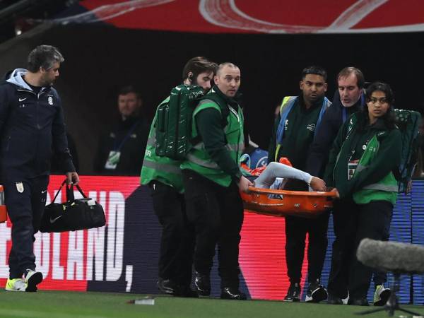 Joaquín Piquerez fue retirado del campo en camilla y será sometido a una operación.