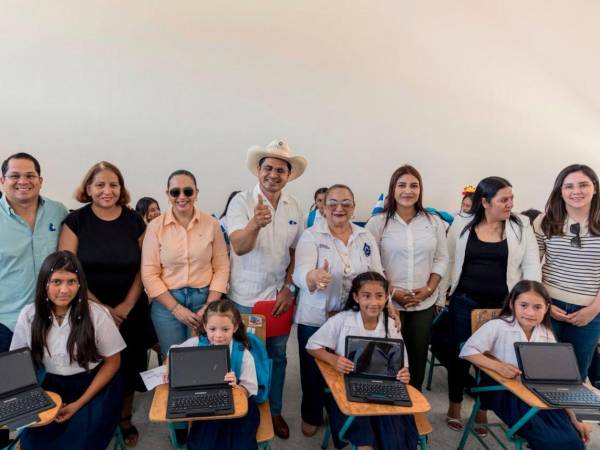 Estudiantes reciben equipo tecnológico durante la jornada de entrega de tablets en un centro educativo de Erandique, Lempira.