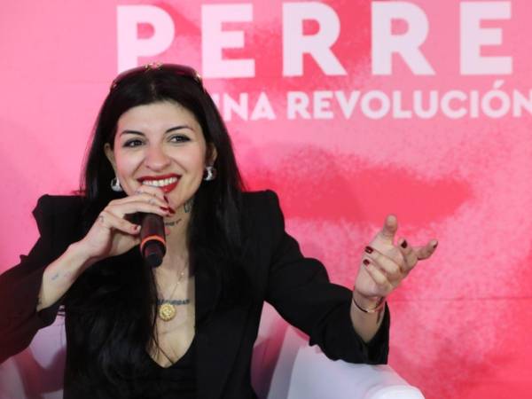 La cantante argentina Cazzu habla durante una rueda de prensa, en Ciudad de México (México).