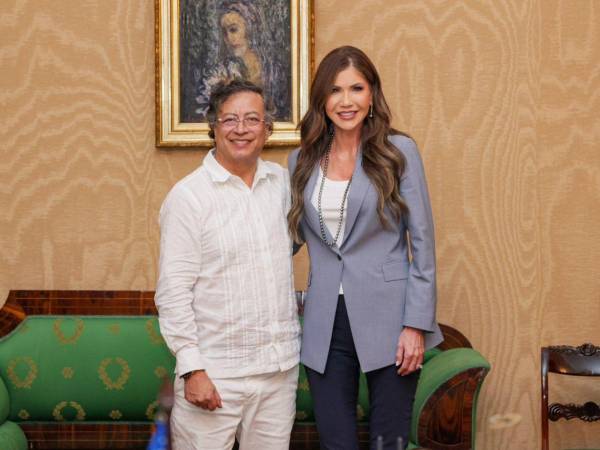 Gustavo Petro, presidente de Colombia, junto a la secretaria de Seguridad de Estados Unidos, Kristi Noem.