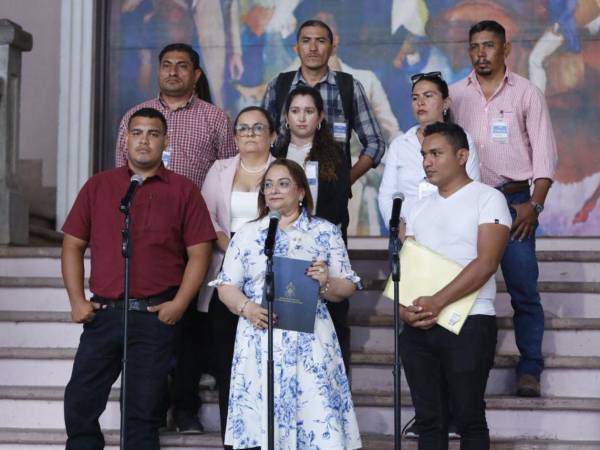 La ministra de Educación, Arely Argueta, y representantes de los maestros Proheco, dieron a conocer los acuerdos a los que llegaron y especialmente el incremento en el salario a partir de mayo.