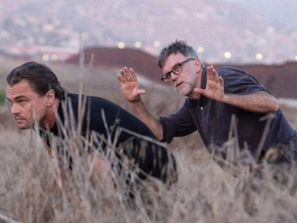 Paul Thomas Anderson dirigiendo a Leonardo DiCaprio en la película 'One Battle After Another' (Una batalla tras otra).