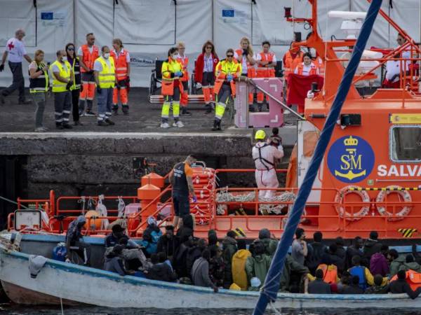 El rescate de una embarcación con 165 inmigrantes cerca de El Hierro dejó una mujer fallecida y 15 personas hospitalizadas, según equipos de emergencia.
