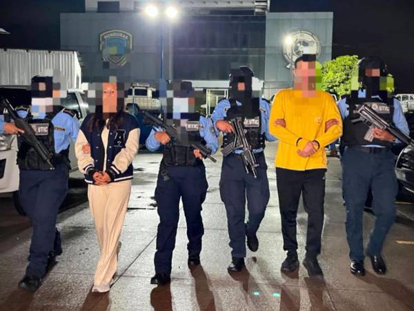 Momento en que la pareja era custodiada por los agentes de la Policía Nacional.