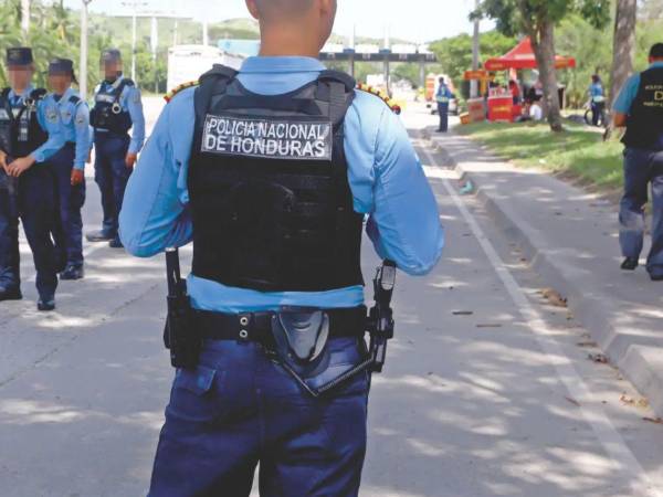 La Secretaría de Seguridad informó este lunes sobre una serie de cambios en la estructura de mando de la Policía Nacional de Honduras, como parte del proceso de rotación institucional orientado a fortalecer la operatividad, la gestión administrativa y la seguridad ciudadana a nivel nacional. Estas son las nuevas autoridades que asumieron sus cargos este día.