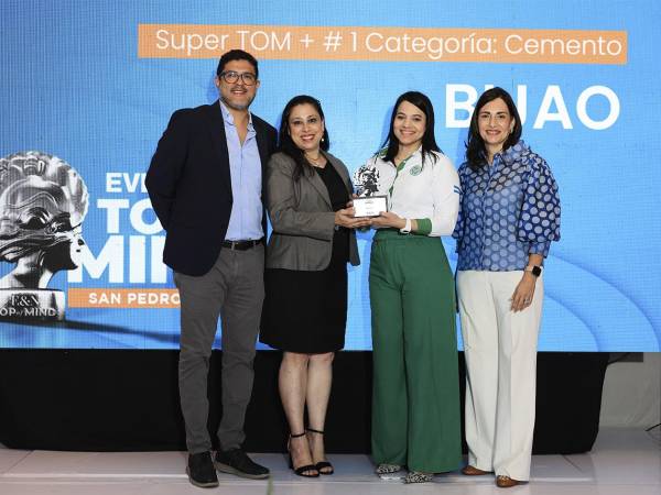 Hugo Barascout y Beverly Rivera, ejecutivos de Cementos del Norte S.A., recibieron el reconocimiento con el que Cemento Bijao se convierte en la marca número uno en su categoría.