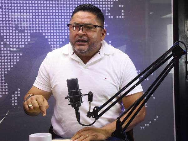 El alcalde Santiago Motiño afirmó que, de acuerdo con el artículo 21 del Reglamento General de la Ley de Municipalidades, los regidores que devengan un salario completo deben cumplir el mismo horario laboral que el resto de los empleados municipales.