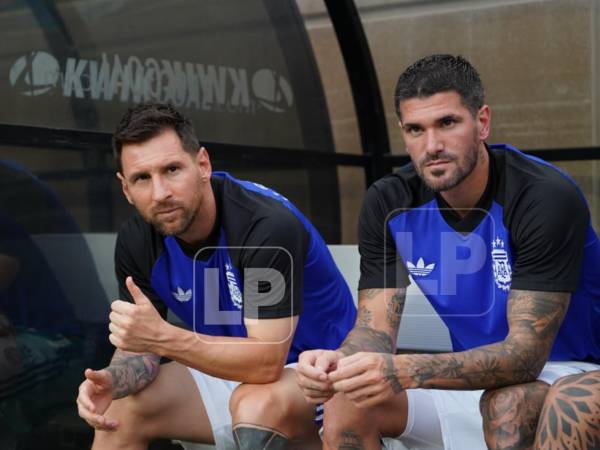 Messi junto a Rodrigo de Paul en la banca de suplentes durante el amistoso.