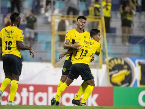 Brayan Moya celebrando su gol de penal.