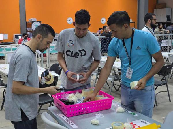 Fotografía muestra a representantes de partidos siendo parte del escrutinio especial en la capital.