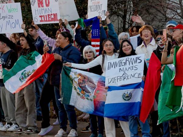 Personas que protestan contra las políticas antiinmigrtantes del Gobierno de Donald Trump en Gainesville, Georgia.