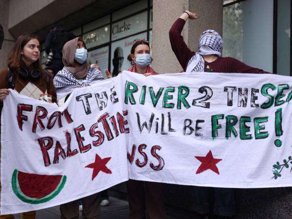 Manifestantes en el King's College participan en una marcha estudiantil pro-palestina en Londres, Reino Unido, 07 de octubre de 2025.