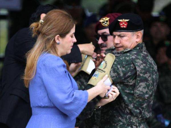 Cossette López, presidenta del CNE, junto Roosevelt Hernández, titular del Estado Mayor Conjunto de las Fuerzas Armadas de Honduras, durante un evento oficial.