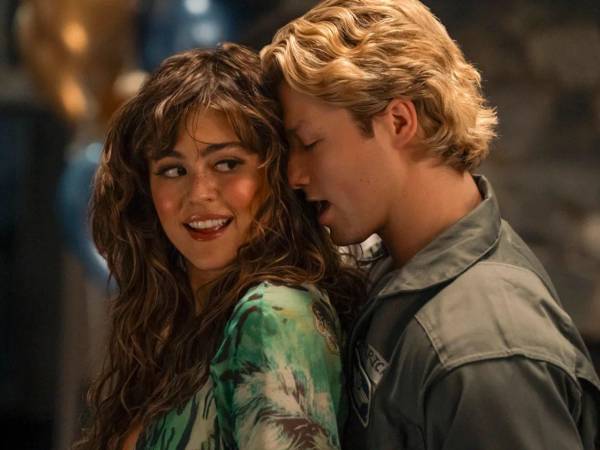 La serie establece a Dean y Allie como la pareja central de la segunda temporada al presentarlos en la primera, donde su romance comienza a desarrollarse lentamente.