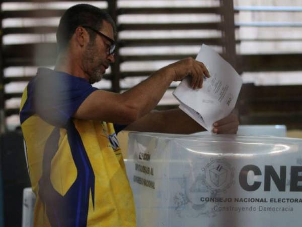 El voto en Honduras está marcado por miedo, emociones y lealtades partidarias, mientras la polarización, el discurso de odio y la desinformación saturan la agenda pública.