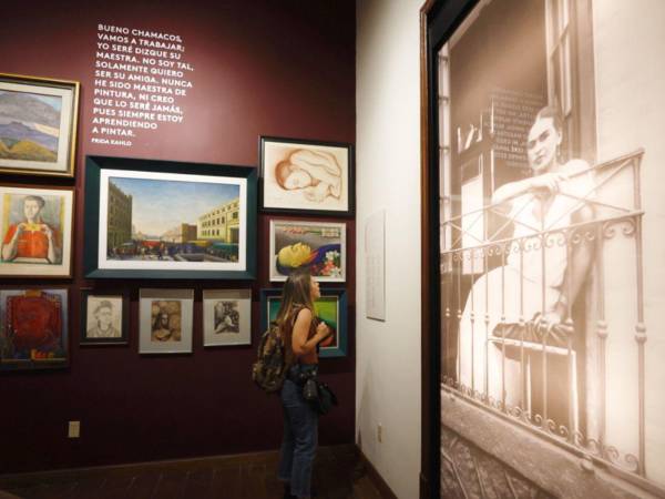 La familia de Frida Kahlo (1907-1954) abre las puertas este fin de semana al público de la que fue la casa de los padres de la artista mexicana, ahora un museo reconvertido para que los visitantes conozcan un poco más a la persona detrás de la obra y puedan observar sus primeros pasos en los murales y fotografías de la pintora, según constató EFE en un recorrido este jueves.