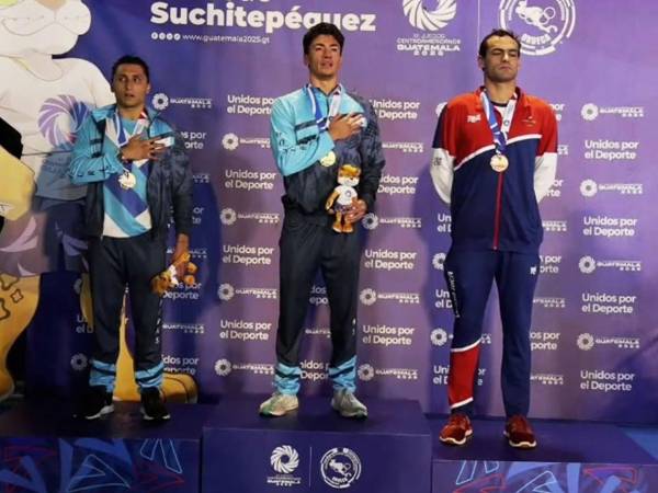 Gabriel Martínez, oro, y Sebastián Serafeim, plata, en el podio de los 100 metros libres de los XII Juegos Centroamericanos Guatemala 2025.