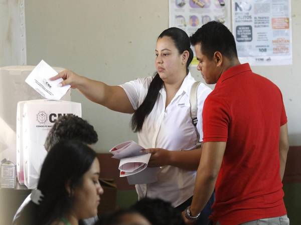 Las elecciones primarias en Honduras se desarrollan ayer domingo con bastante participación de votantes, pese a los retrasos en algunos centros, denunciados tanto por la oposición como votantes. EFE/Jose Valle.