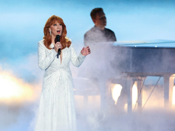 Reba McEntire interpreta sobre el escenario la balada de 1983 de Dolly Parton, 'Appalachian Memories', Diario El Comercio