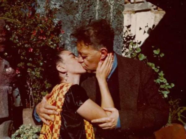 Frida Kahlo y Diego Rivera estuvieron casados en dos periodos: primero desde el 21 de agosto de 1929 hasta su divorcio en 1939 (10 años), y tras casarse nuevamente en diciembre de 1940, permanecieron juntos hasta la muerte de Frida en 1954.